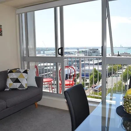 Cosy Two Bedroom Harbour Views Apartment